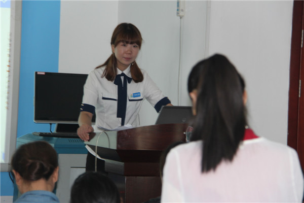 引领右脑常娇娇讲师进行课程培训