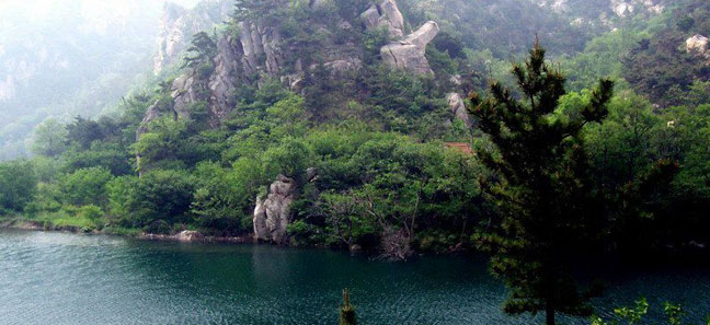 北九水是崂山风景区的一条旅游主线。一水至九水是从水的下游上数的。白沙河的上游为北九水,北九水又有内外之分,自大崂至太和观为外九水,自北九水疗养院到鱼鳞瀑为内九水,长约3公里,鱼鳞瀑因河水遇断崖跌落,浪花状如鱼鳞而得名,又因其声如潮,亦名潮音瀑。瀑布三折而下,注入二潭,上潭较小,深约4-7米,口缘若缸,水靛蓝色,称靛缸湾;下潭较大,旁有石柱亭,崖上刻叶恭绰题潮音瀑三大字。