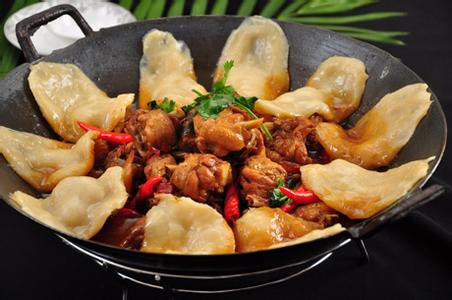 地锅鸡是山东,江苏,安徽,等地的汉族小吃,地锅鸡起源于苏北和鲁南