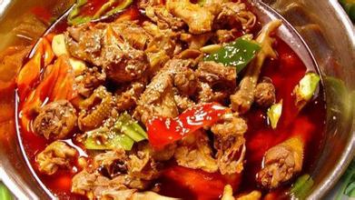 把肉鸡通过特殊工艺制成火锅锅底,吃完鸡肉后,加上浓香白汤涮菜或者