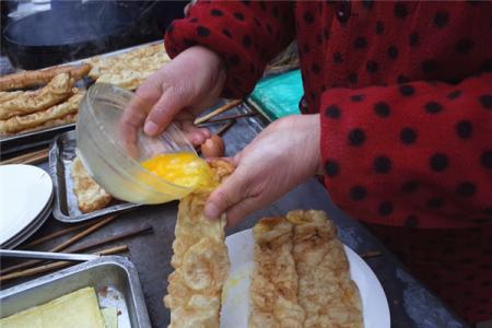 河南特色鸡蛋布袋培训 鸡蛋灌油条做法 筷子挑油条培训