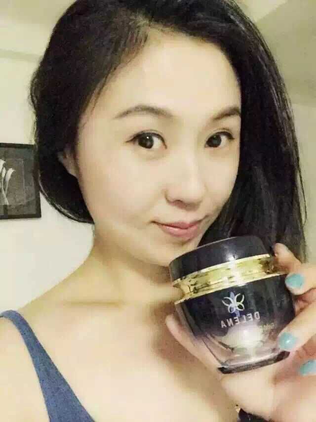 品位是一种生活态度,也是一种无形的智慧和财富。如果性感魅力是女人外在的美丽,那么品位格调则是女人价值的终极展现。一个女人拥有品位,等于享受增值的自我,表现出品位,则意味着成功了一半。蝶莲娜让你尽显女人魅力,做有品位的女人。 蝶莲娜创立于20世纪50年代的DELENA蝶莲娜护肤品,是韩国蝶莲娜护肤研究中心医学美容专家们为人类得美与健康创造奇迹的重大突破性成果!一直以来都以美与健康为根本出发点,提倡健康的肌肤是美丽的标准,倡导疗效+保养双效的护肤理念,以科技创造美丽为使命,为广大爱美得女性打造健康、