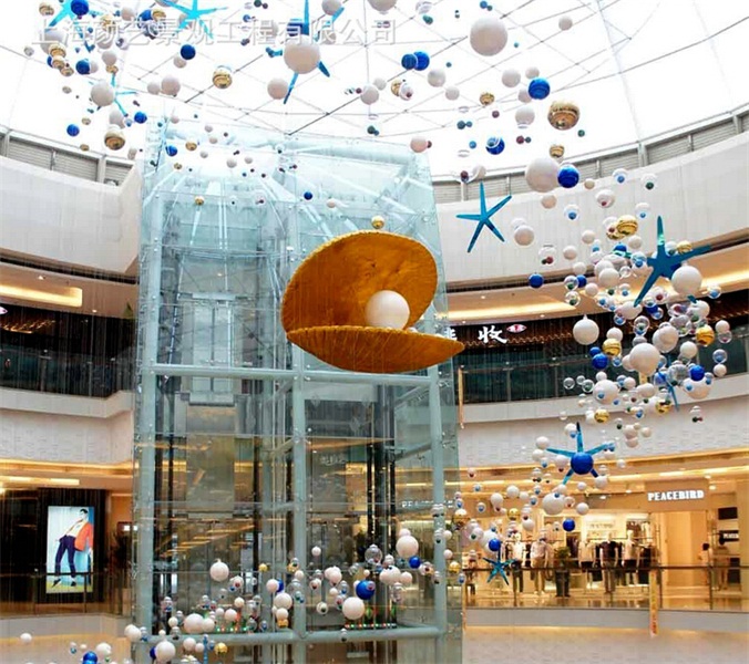 一个具有创新色彩的商场中庭布置设计往往能让