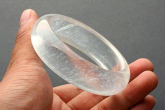 并且"水头"看似很好,有白色的絮状物,经常在市场上被当做冰种翡翠卖给