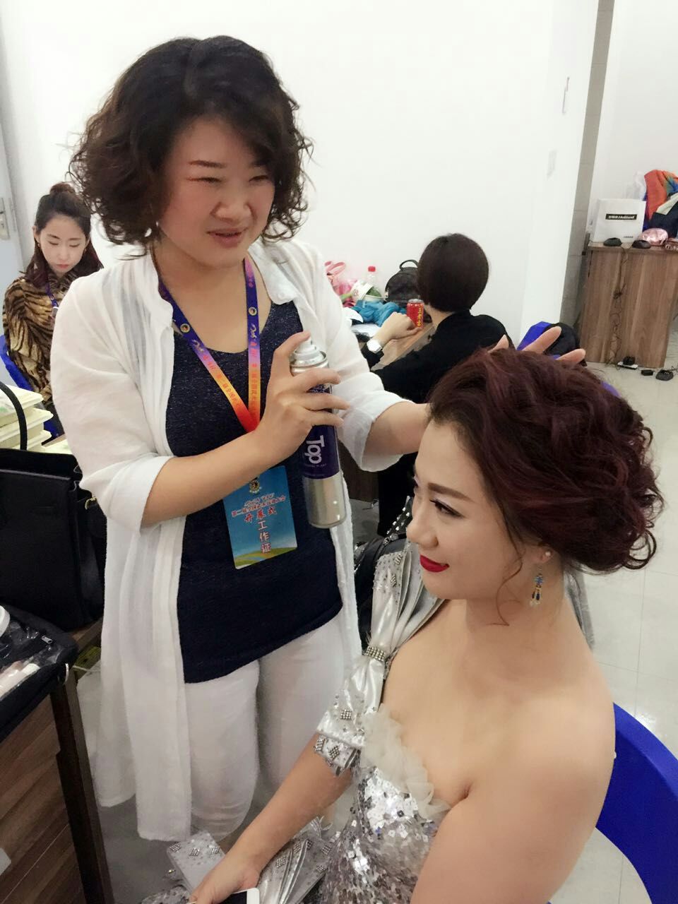 学化妆设计需要多少钱,有前途吗