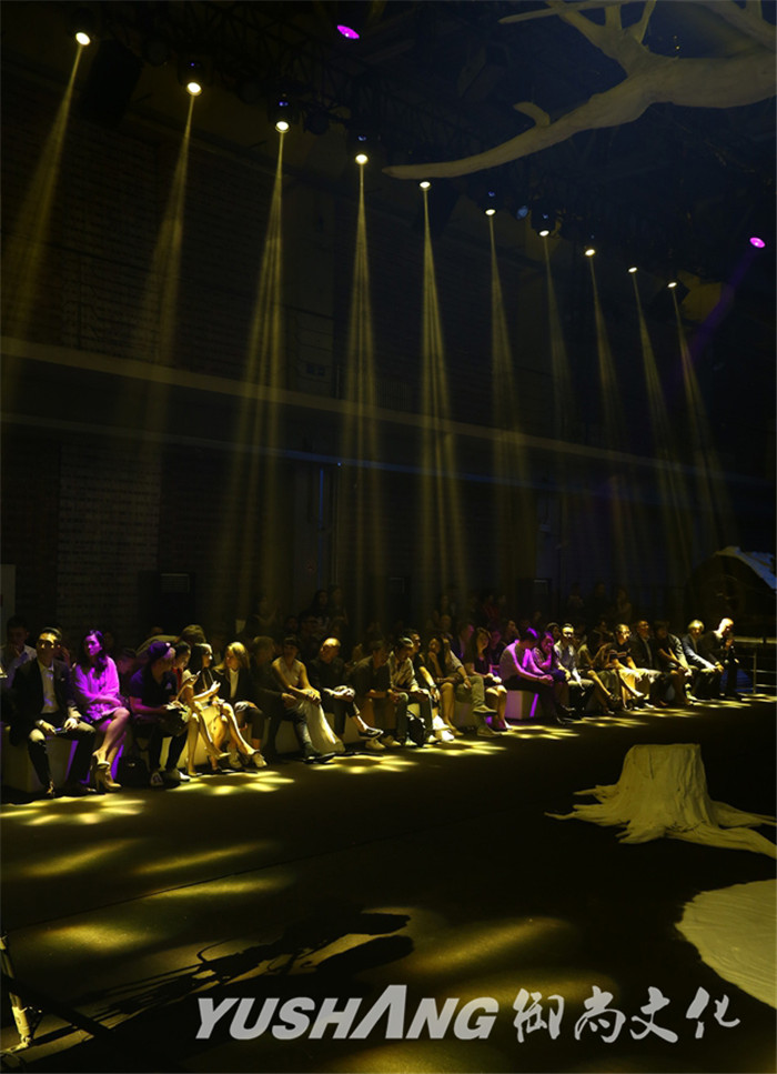 广州天河春季时装发布会玻璃舞台LED屏礼仪模