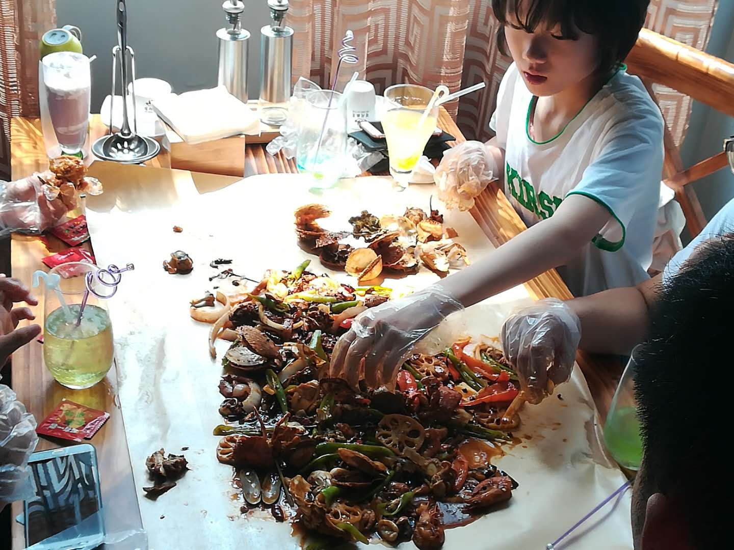 幺妹子手抓铁锹海鲜主题餐厅救起失去味觉的吃