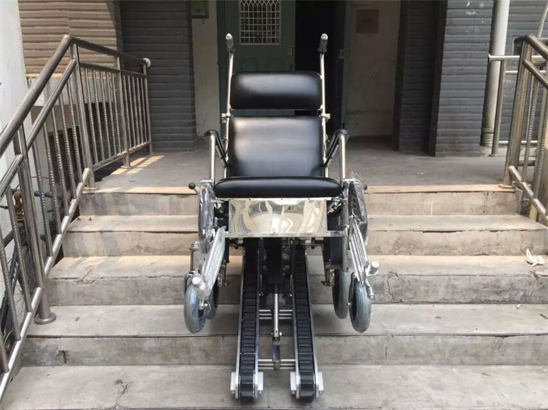 大履带安全可靠,转弯半径小,爬楼车电动轮椅两用车,解决老旧楼房无