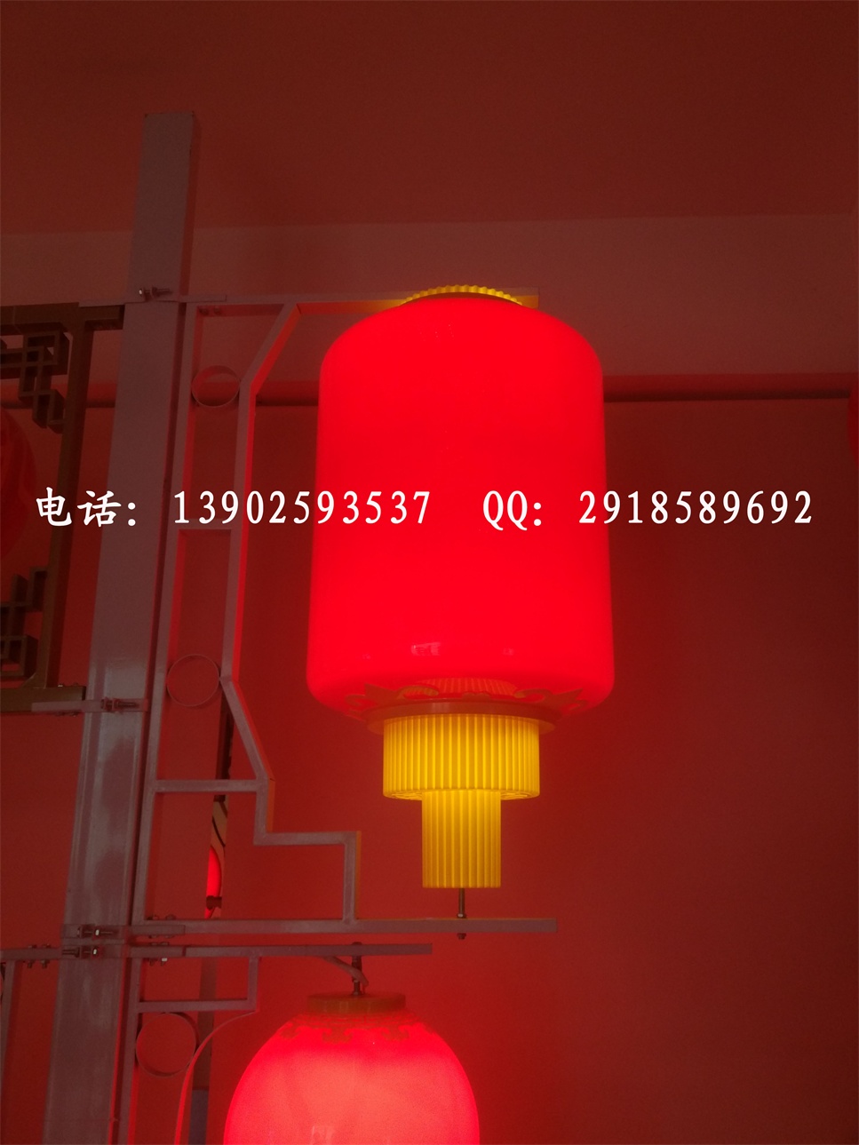 600灯笼60大的led灯笼直径60发光灯笼 在长长的街道上走着,看到一串串600的灯笼,整条街道看起来美观漂亮 LED灯笼LED红灯笼灯笼LED节庆灯笼 规格参数: 【产品名称】LED灯笼LED红灯笼灯笼LED节庆灯笼 【产品型号】kh 【产品品牌】科海 【产品功率】3W 【外壳材质】亚克力 【产品外径】330mm 【防护等级】IP65 【可选颜色】红色 【工作电流】320mA20mA 【产品颜色】红色 【发光角度】120 【LED芯片 】台湾晶元 【流 明 】80-100Lm 【波 长
