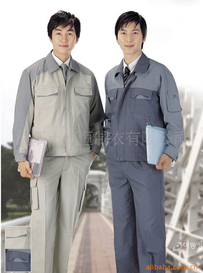衬衣北京厂家,大连冲锋衣订做,廊坊美容促销服定做,东城订做工程服制服,西安移动客服制服定做,北京链家地产职业装订做,工程服制服定做面料在印染和后整理等过程中需加入各种染料、助剂理剂,尤其棉、麻、丝面料的工程制服定做产品,穿用时易起皱,尺寸稳定性较差,所以现在有些产品经过免烫、防皱、防缩等特殊工艺整理,以达到在一定时期内洗后免熨的效果,但在这些整理中所用的整理剂或多或少地会产生对人体有害的物质,当这些有害物质残留在工作服定做上并达到一定量时,就会对人的皮肤,乃至人体健康造成不同程度的危害,所以,一般对选购回