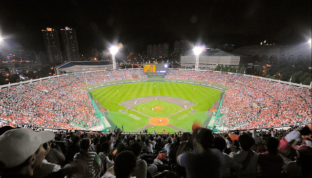 棒球场内外灯光照度及均匀度有哪些特殊要求?