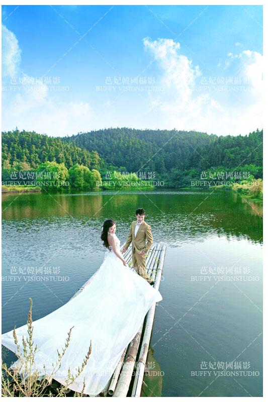南京哪里的外景适合拍田园风格的婚纱照,大众推荐芭妃韩国摄影,太平南路1号大行宫新世纪广场2楼223商铺,全国统一热线:4006226520 一般南京外景都是在市区的紫金山或者情侣园,玄武湖这些地方拍摄,景色比较单一空洞,而且拍摄的人很多, 很多新人感觉景色既不好看也没有新意,如果想拍摄田园风格自然清新的照片,外景可以去哪里呢?芭妃韩国摄影 给大家推荐横溪仙境外景线路,横溪的话位于江宁区,哪里有石塘竹海美丽的“小九寨沟”风景区,在这里您可以拍摄到纯美的自然风光,下面小编就发几张图片给