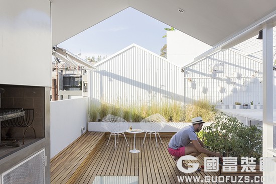 > 屋顶露台的别致装修     建筑师还增加了一个轻质构架,并用楼梯将两