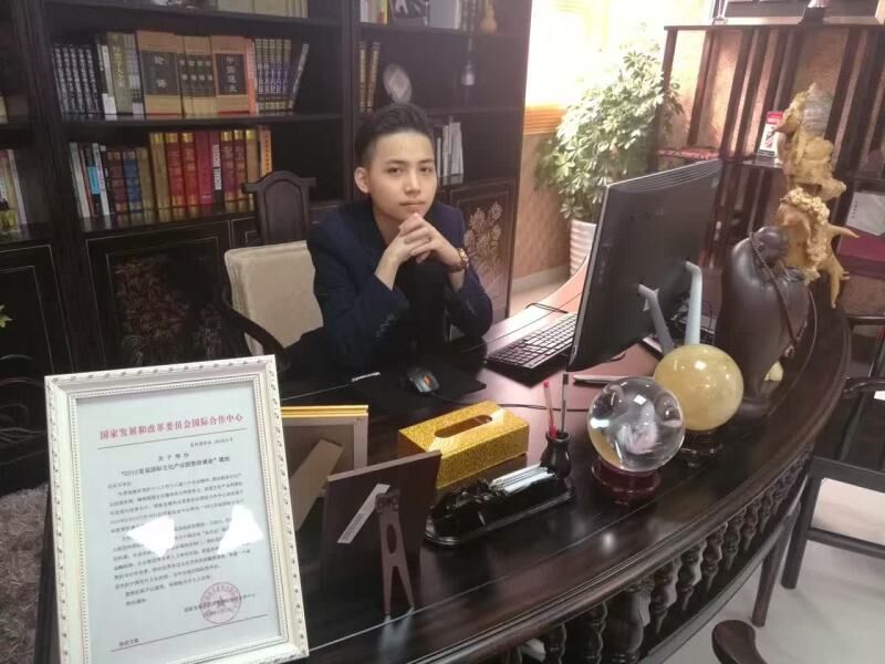 一个人在办公室