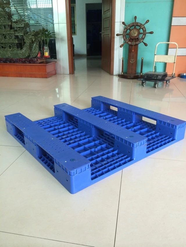 国内最通用的尺寸:1200 x 1000(mm)、1100 x 1100(mm)如果没有特殊要求建议采用常规通用尺寸。 塑料托盘尺寸每个国家及生产厂家都不完全相同,塑料托盘尺寸非常的多,但大部分小的厂家尺寸相对单一,只有几种或者十几种规格尺寸。佛山市张洪鑫塑料制品有限公司作为塑料托盘龙头企业,有300多种规格尺寸的塑料托盘产品,并且以每年研发近30款新产品的速度递增,被称为塑料托盘超市,几乎包含国内所有塑料托盘厂家的规格尺寸,可以满足绝大部分客户的选择。 塑料托盘尺寸(长度x 宽度、单位:mm) 120