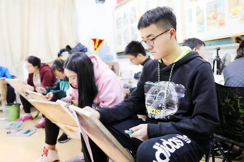 课堂上认真画画的董旭阳