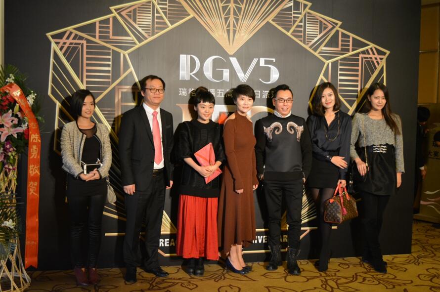 (火山鸣泉 ceo 邱万桥与瑞格 cmo 夏楠等人合照)