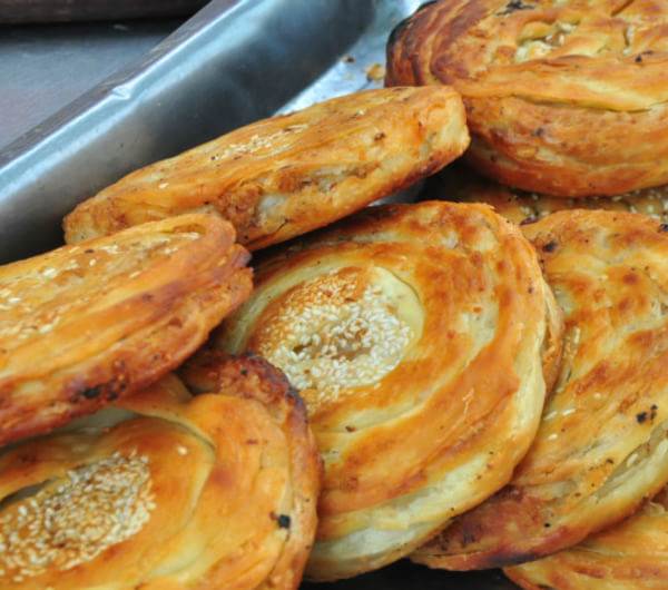 军屯锅盔 ,又叫 锅魁 , 锅盔 馍 , 干馍 ,是陕西省关中地区城乡居民喜