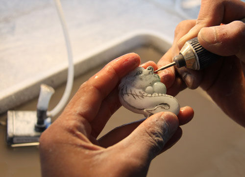 宜昌翠石缘翡翠坊拥有齐全的翡翠精加工设备和先进的鉴定仪器;本坊近