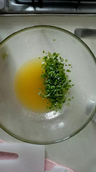 5,粉类混合过筛,筛入碗中.