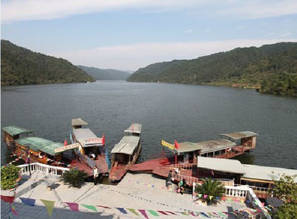 旅游交通 >正文 富王度假山庄坐落于风景秀美的芷江蟒塘溪水库,可乘