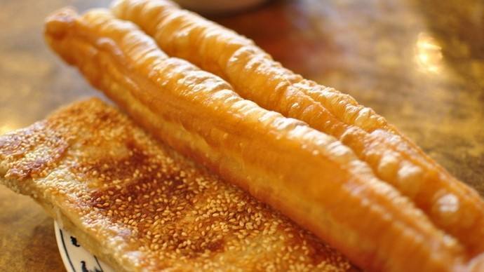 油条,是一种古老的中式面食,长条形中空的油炸食品,口感松脆有韧劲