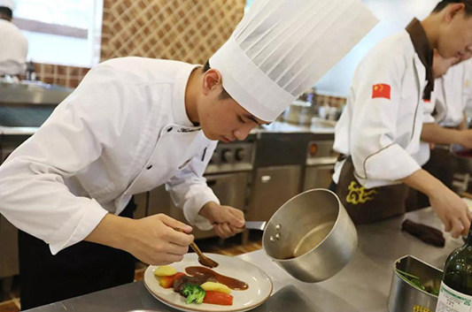 学厨师,去厨师学校还是在酒店当学徒,你心里有数了吗?