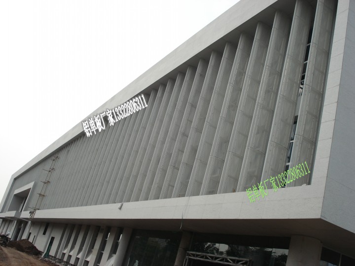 穿孔铝条板 条形铝扣板 首都机场金属条形板特点介绍