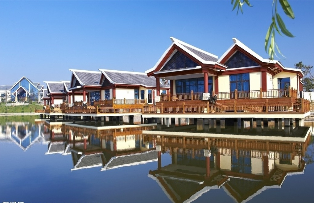 大亚湾万达广场旁边泰丰牧马湖一线湖景别墅怎么样?有没有学校?