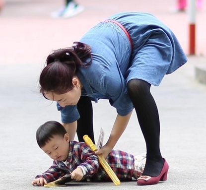 小孩子摔倒了 扶還是不扶 科學育兒資訊