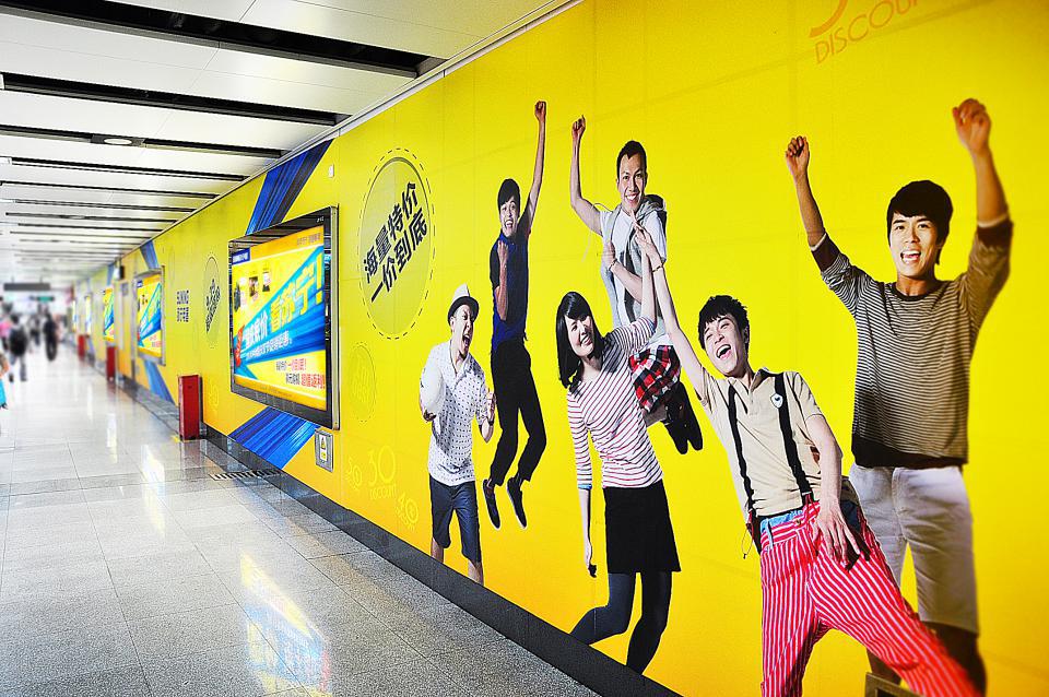 深圳地铁广告品牌换乘通道大型墙贴广告发布