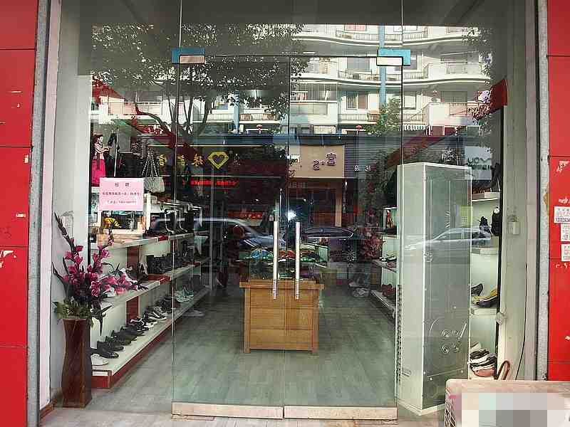 广州店面安装钢化玻璃门有什么好处?