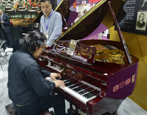 平原先生仔细试弹了博斯纳152cm型三角钢琴