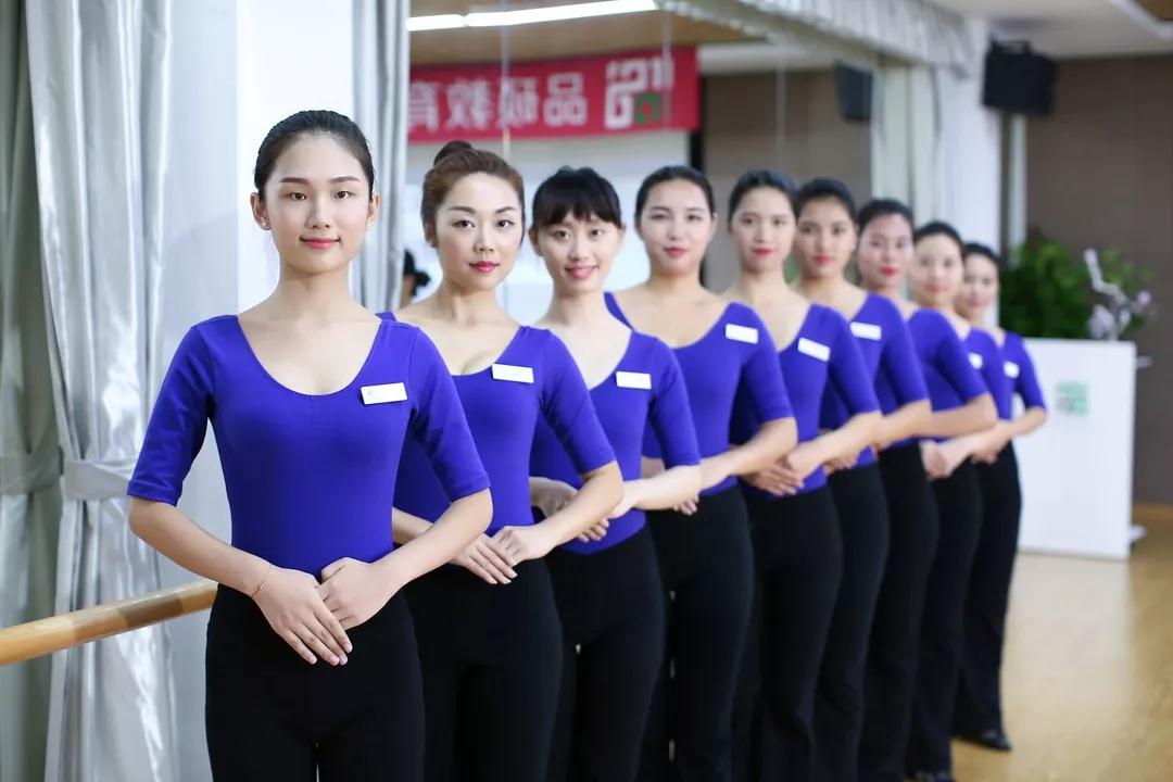来品硕亮出最好自己,专业老师专业礼仪形体培训课程-广州品硕教育发展