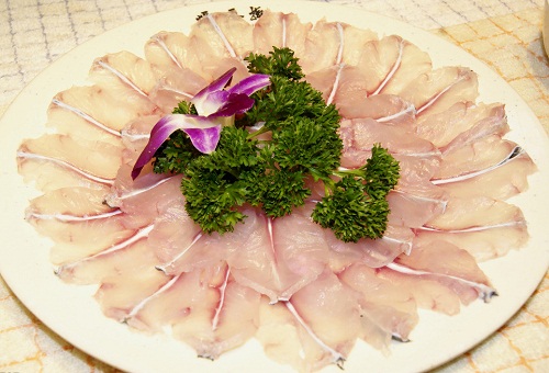 然后将一层鱼皮削去,再沿脊骨取下左右两片肉,切除肋骨和鱼腹.