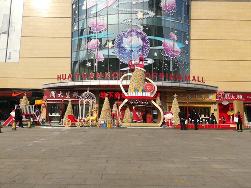 橱窗设计,中庭大型景观摆饰,还有一些配合商场美陈需要的广告墙,广告