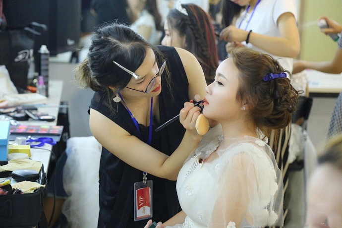 化妆培训学校 零基础学化妆就来新视觉吧