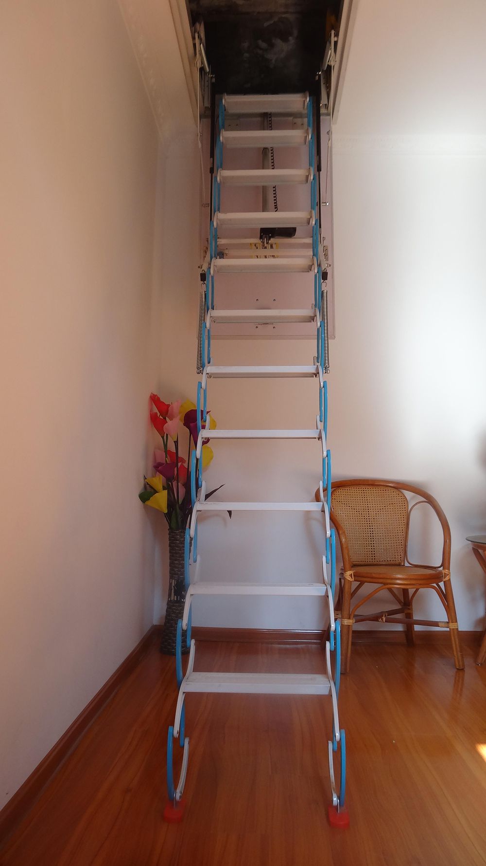 哪个厂家有卖阁楼伸缩楼梯,阁楼伸缩楼梯的价钱贵吗?