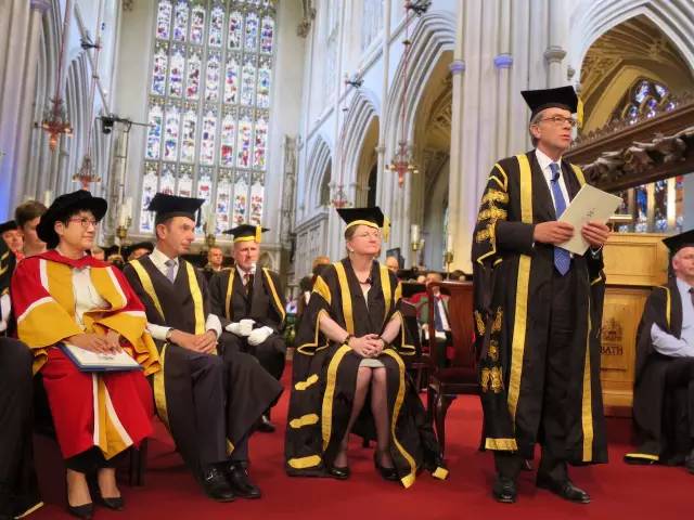 耀华国际教育学校校监陈保琼博士再获国际认可 获颁英国巴斯大学荣誉