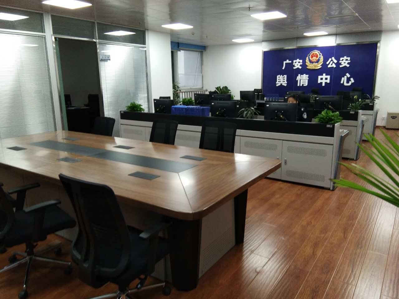 我们理想的公安局110指挥中心接警台更美接警员们