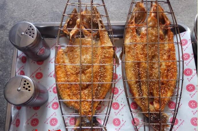 醉炉湄公烤鱼在烤制的湄公鱼不仅烹饪过程卫生,健康,无油烟,无