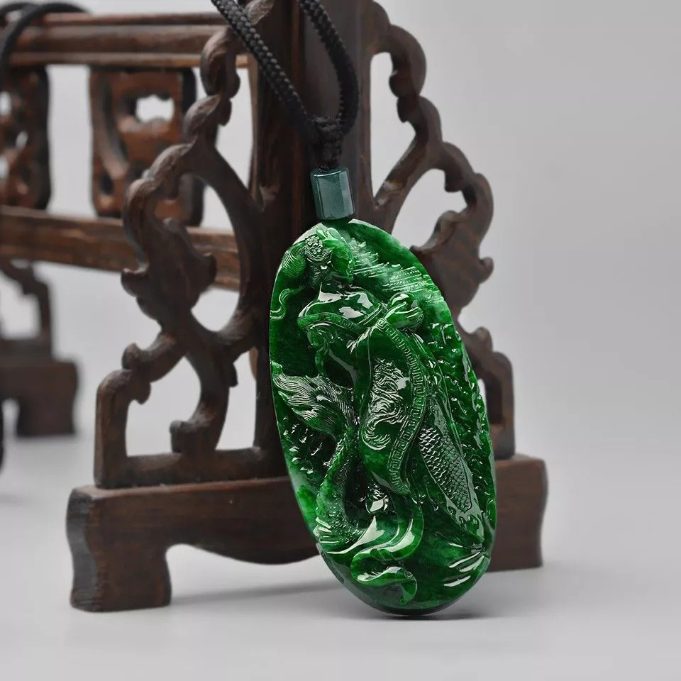 张玉洪他放下画笔玩起玉将雕刻玩得游刃有余