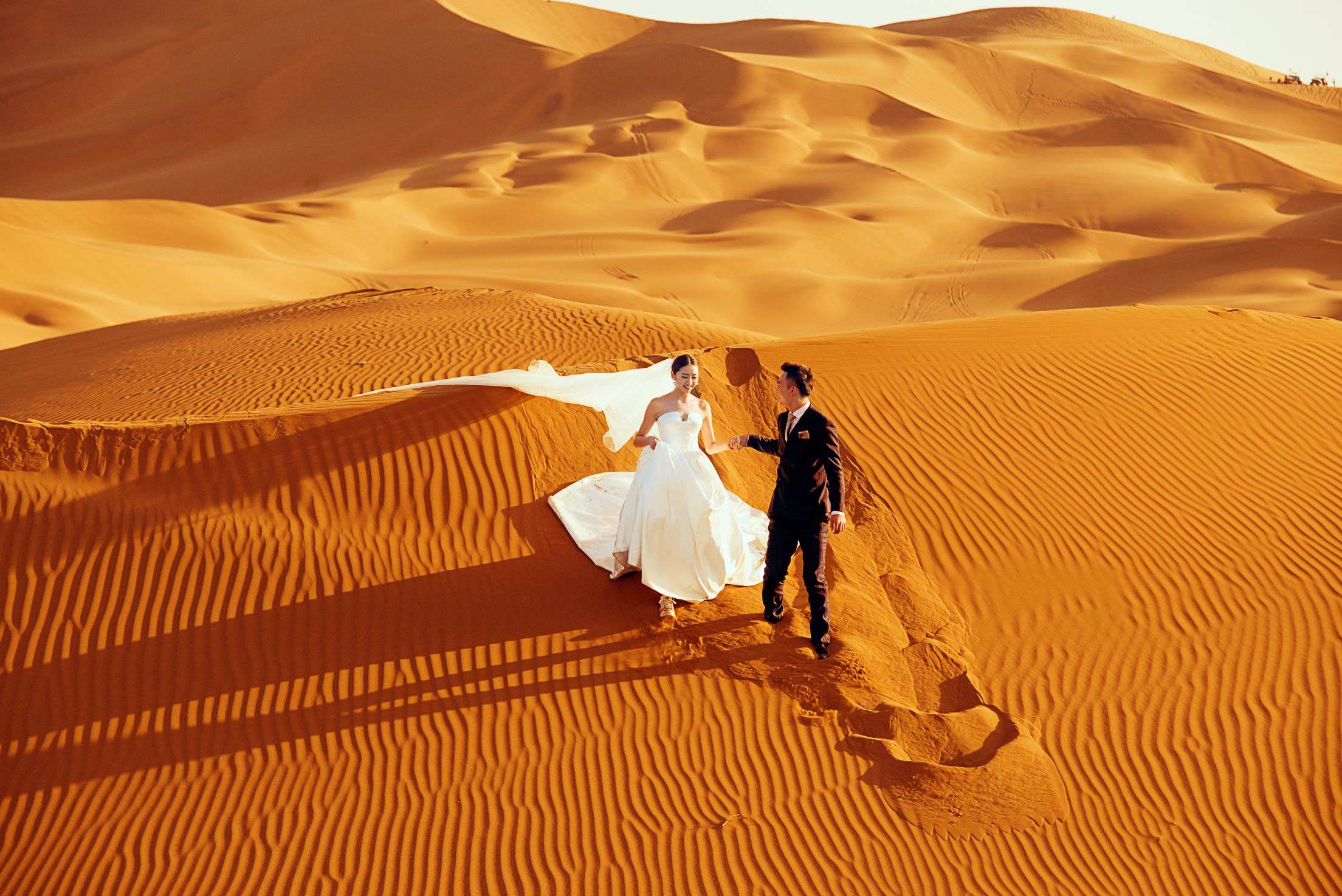 沙漠婚纱照让整个婚纱照都陇上一层神秘色彩