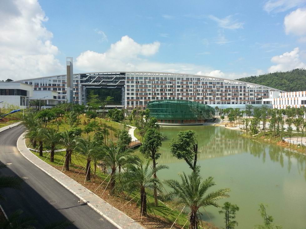 学院新校区地址:深圳市龙岗区龙城街道五联社区将军帽路1号