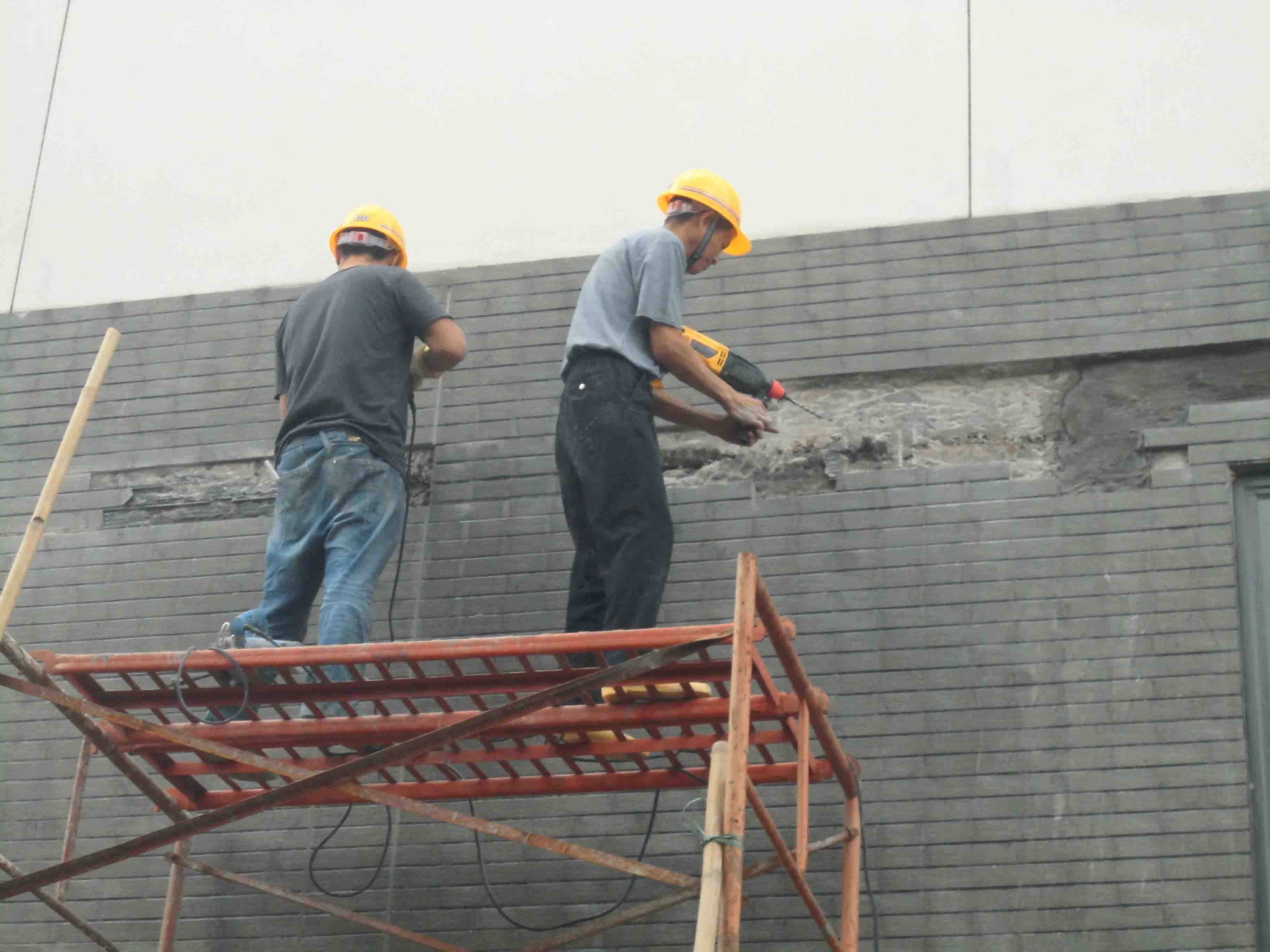 外墙裂缝 外墙接合缝 外墙防水补漏 联  系  人:彭经理 联系电话