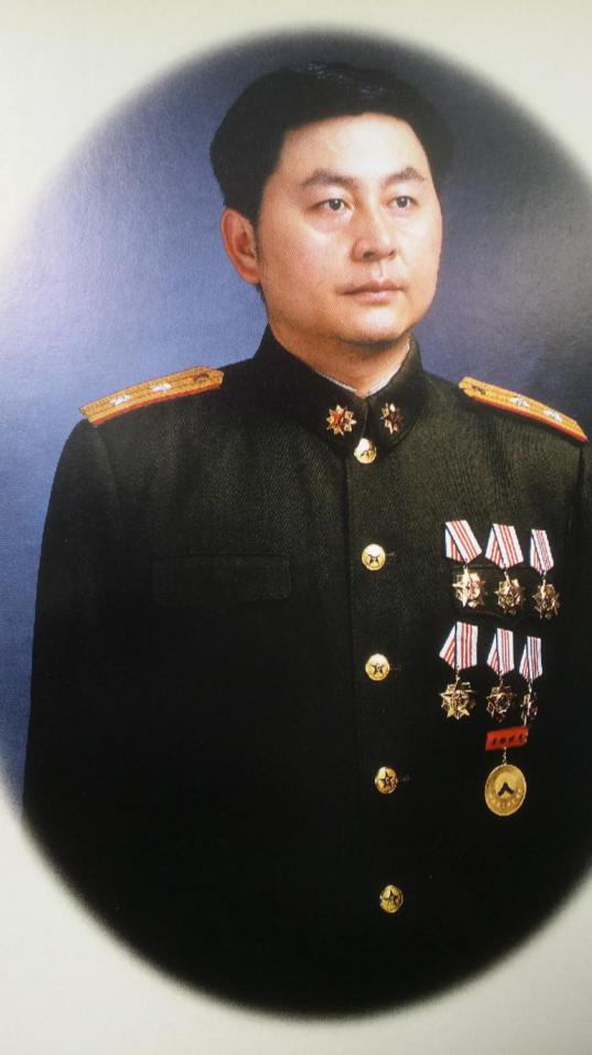 龚少林稳重儒雅,相貌堂堂,不说话的时候,总有一股难以掩盖的坚毅,执着