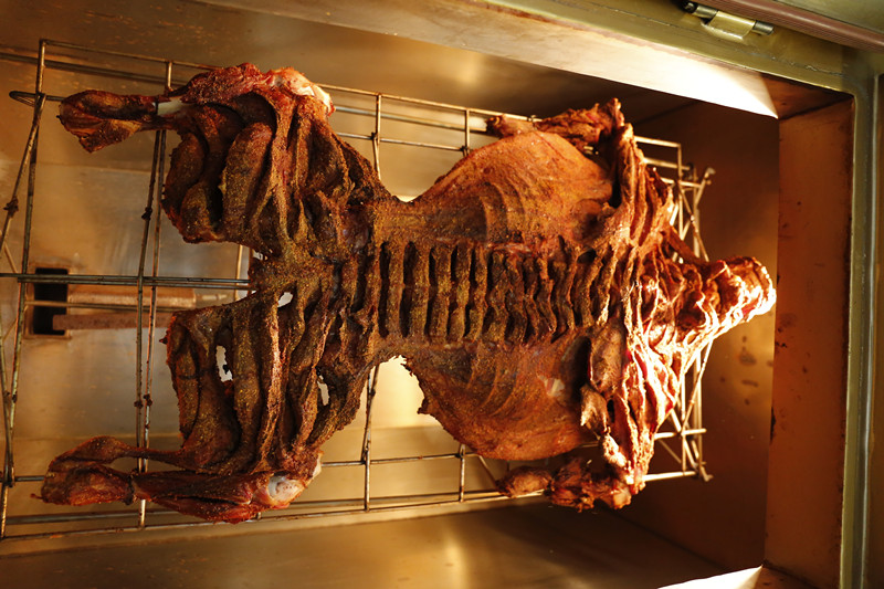 好商机的烤牛市场,在牛匠专利烤炉成功诞生,提供专利烤牛炉设备