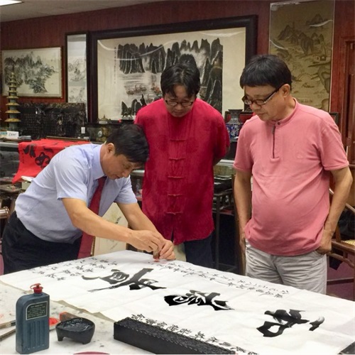 王文大师在创作书法作品"和为贵"