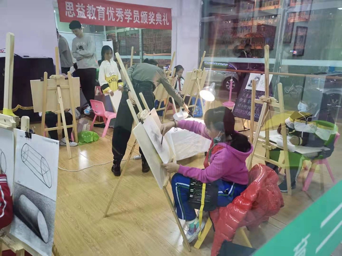 信赖天津少儿美术集训课程,思益教育值得信赖 孩子,天生喜欢涂涂画画